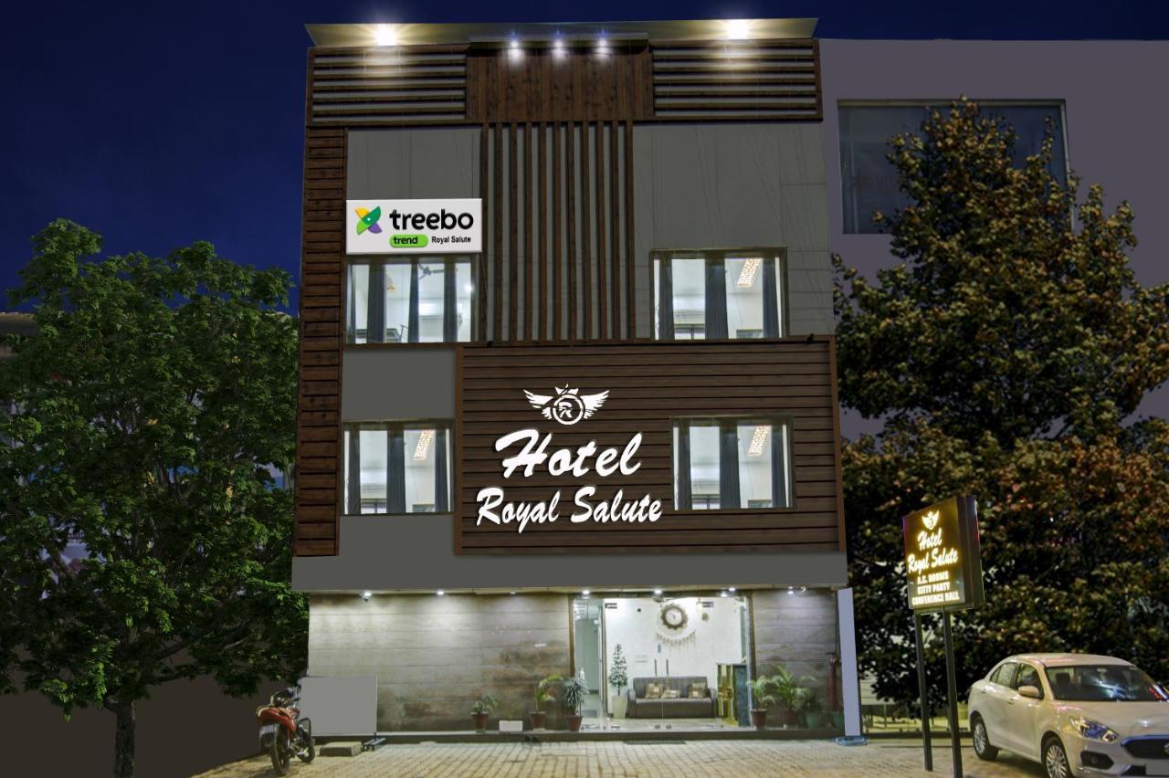 Hotel Treebo Royal Salute, Zirakpur Esterno foto